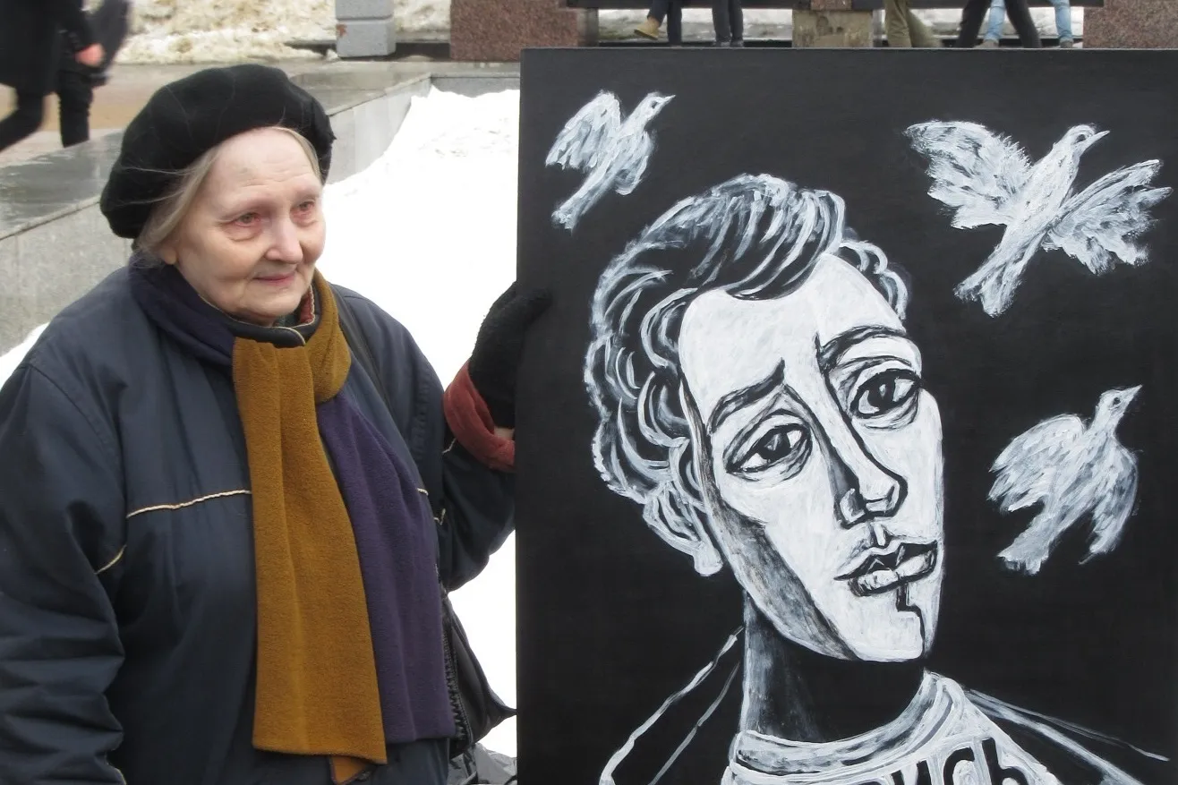 Elena Ossipova devant sa pancarte peinte en hommage à Boris Nemtsov, rassemblement commémoratif à Saint-Pétersbourg
