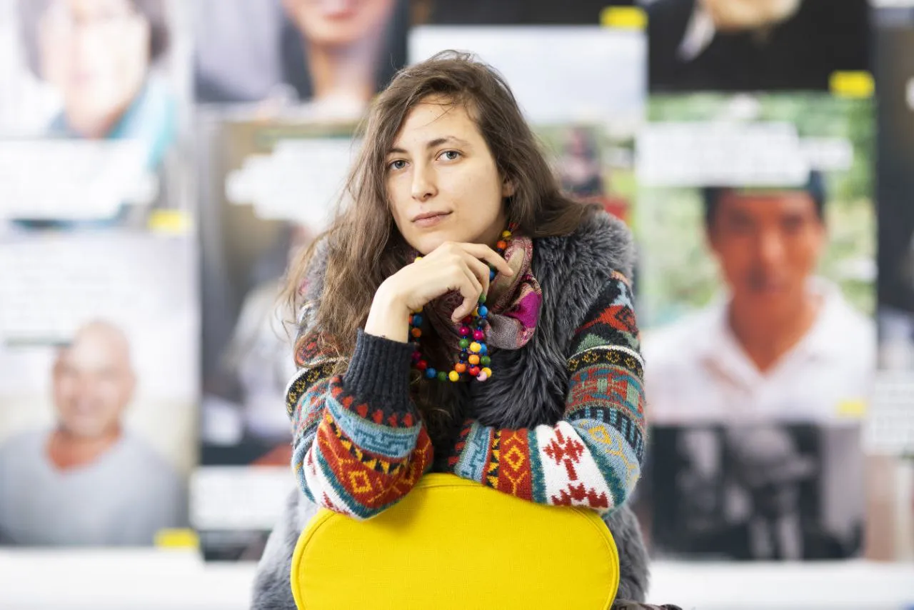Portrait de Sasha Skochilenko, artiste russe emprisonnée pour ses étiquettes de supermarché anti-guerre